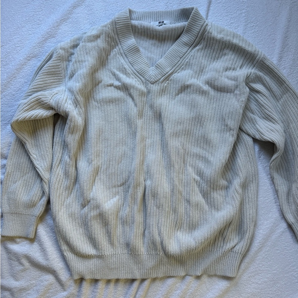 Uniqlo women’s white V-Neck cable knit Sweater
